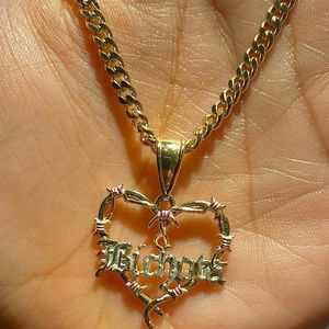 18 inch Gold, water resistant, doesn’t change color. Bichota Necklace